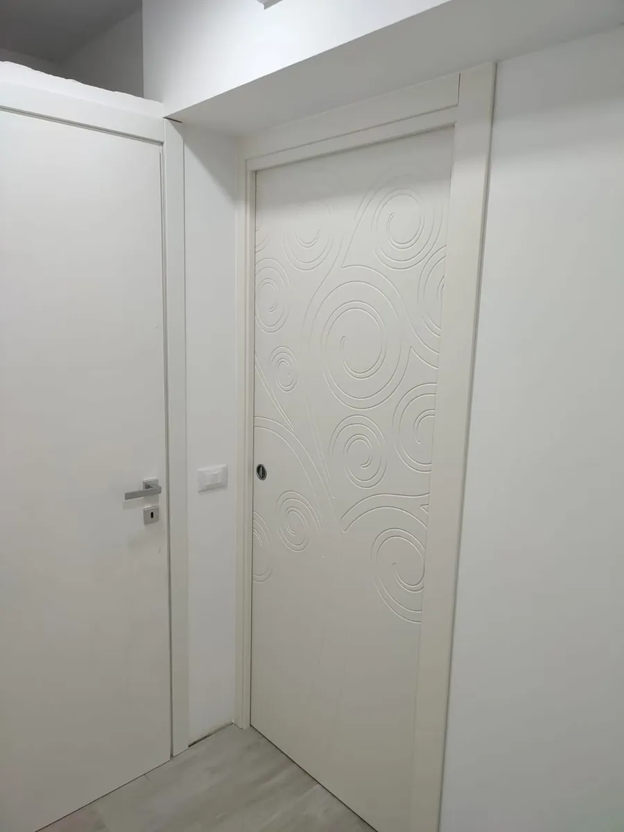 Porta interna laccata bianca con fregio decorativo circolare - installazione IS Metal srl Teramo