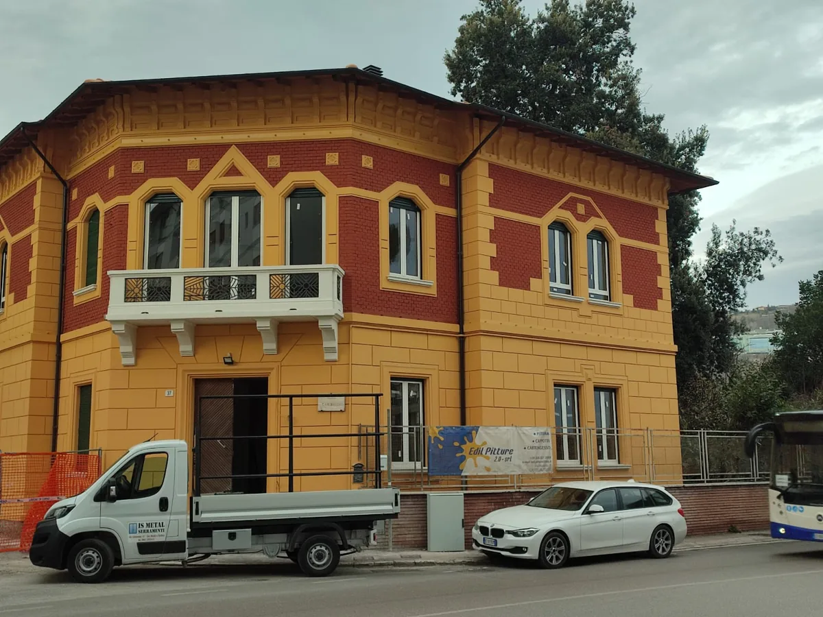 Restauro serramenti su palazzo storico liberty a Teramo - IS Metal srl con furgone aziendale in cantiere