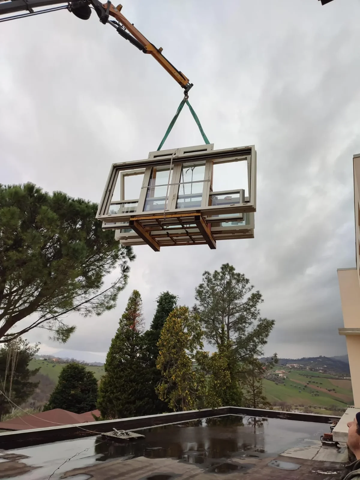 Installazione con gru di grande serramento in alluminio su villa in Abruzzo - IS Metal srl Teramo