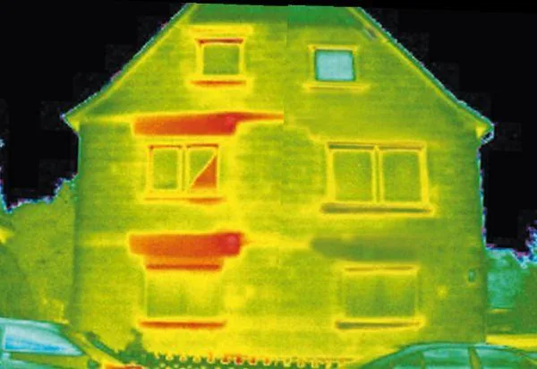 Termografia di un edificio che mostra la dispersione di calore in corrispondenza dei cassonetti delle tapparelle