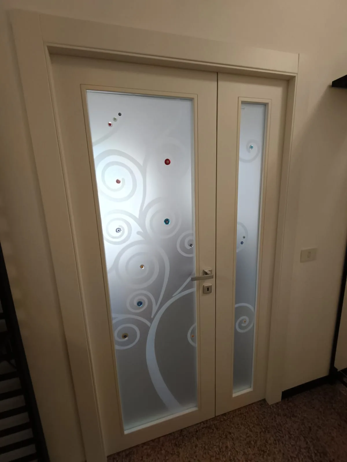 Porta da interno con vetro decorato a motivo floreale e inserti colorati - IS Metal srl Teramo
