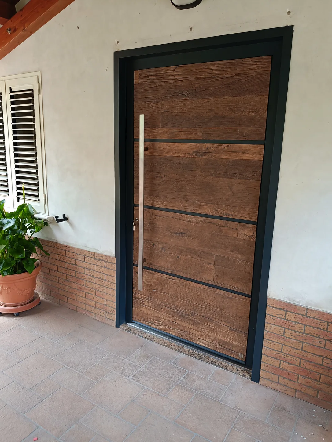 Portoncino d'ingresso coibentato effetto legno con telaio antracite - installazione IS Metal srl Teramo